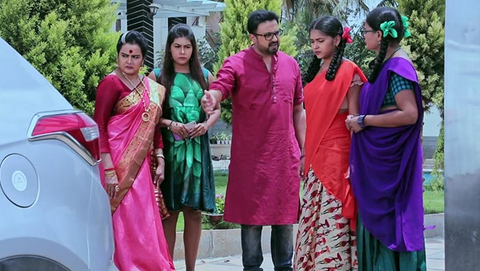 Anika And Kamini Try To Stop Chandru From Taking Kamali To The Hopital